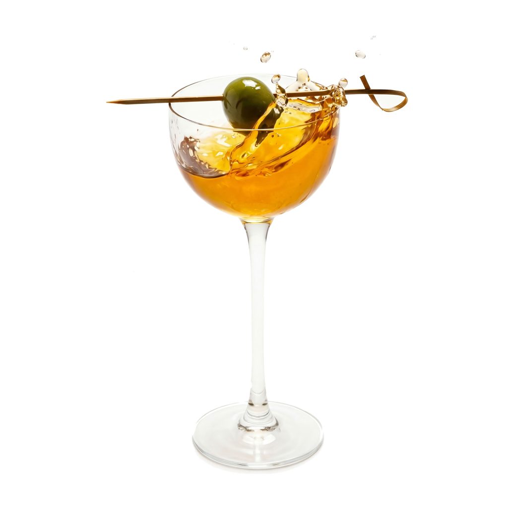 Drink e trasparenze in bicchiere valorizzati con luce da studio professionale in un cocktail bar a Milano