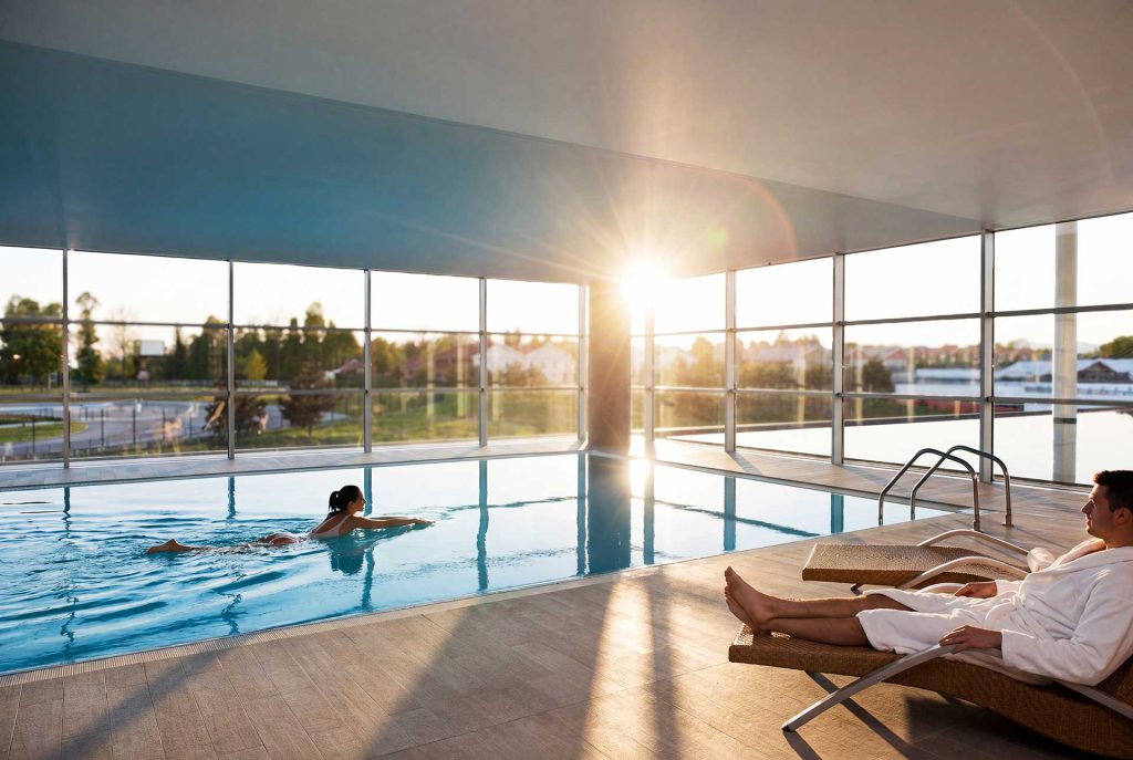 Piscina di un resort fotografata per la promozione della struttura