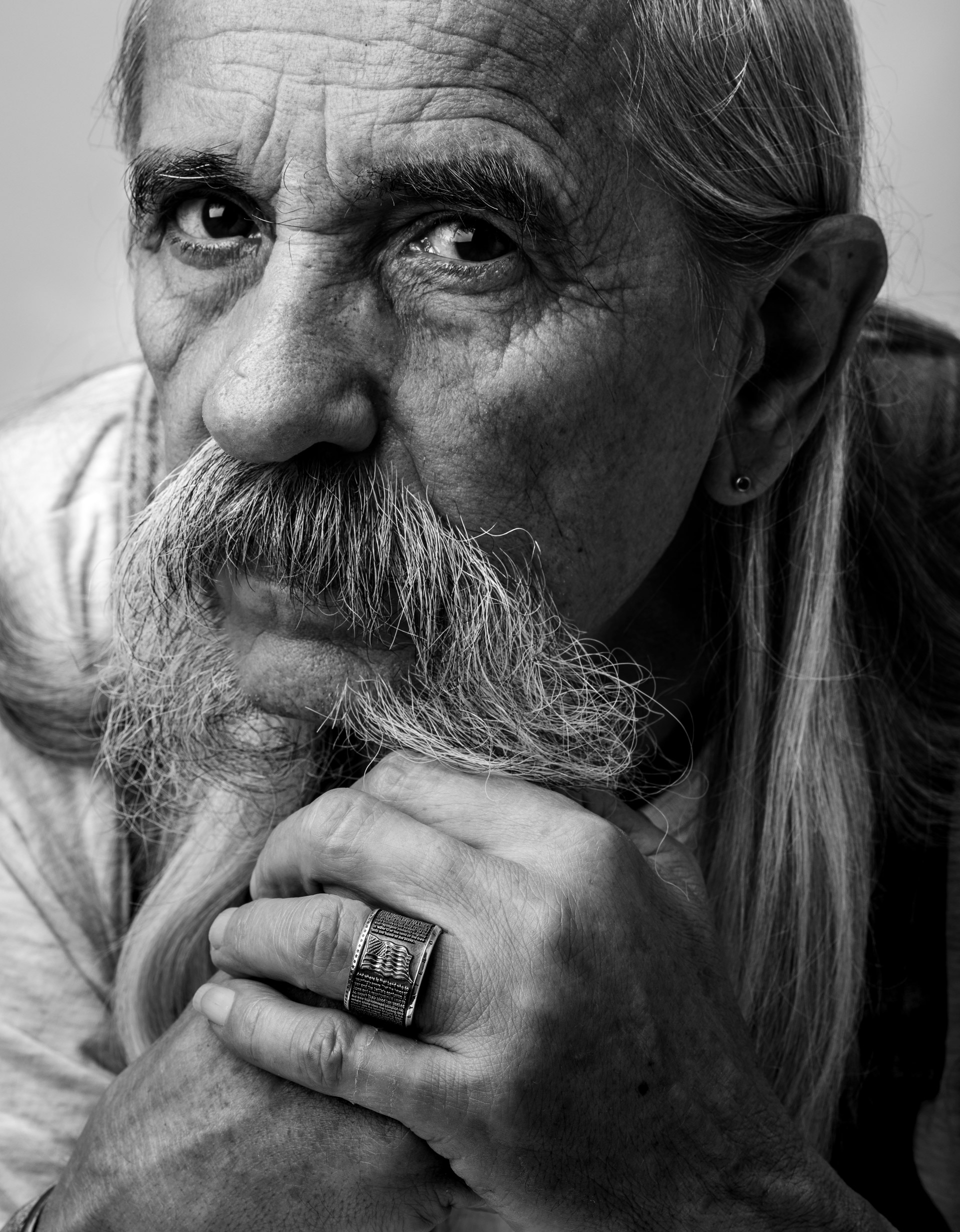 fotografia pubblicitaria di gioiello artigianale in oro bianco