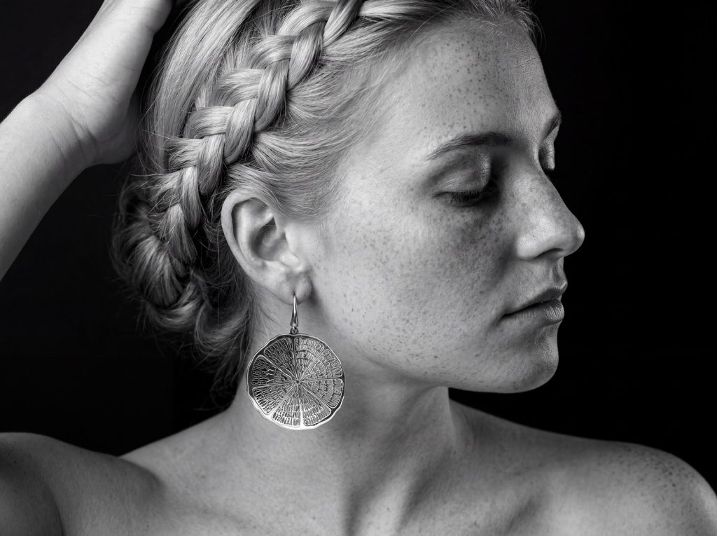 fotografia pubblicitaria di gioiello artigianale in oro bianco con modella