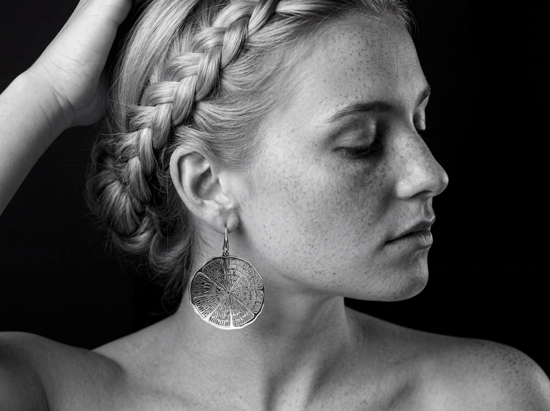 fotografia pubblicitaria di gioiello artigianale in oro bianco con modella