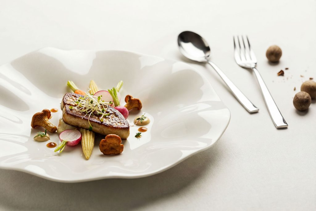 Vista prospettica del piatto Tognana AF 1706 con food styling gourmet generata con intelligenza artificiale